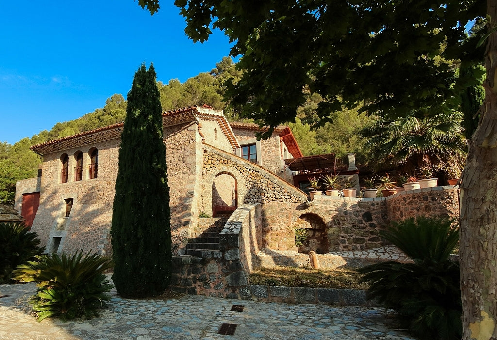 Wandfarbton, inspiriert von sonnenbeschienenen Finca-Fassaden